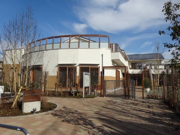 すずのき台保育園(「どの子供も世界にひとりだけ」の考えを大切に、チームワークで毎日の運営を行っています。開校5年程で、非常に綺麗な校舎が特徴です。)