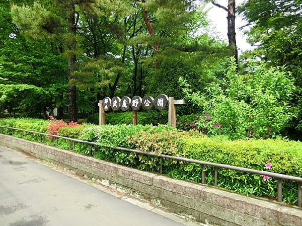 武蔵野公園(野川に沿って残る草原や雑木林を配した、野趣に富んだ公園。東京都の各公園や街路に植える苗木を育てる苗圃をもち、散歩しながら木々の育成の様子を観察することができます。)