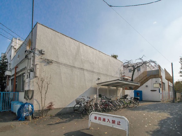 くりのみ保育園(天気のいい日は、遠出の散歩やピクニックを楽しんだり、苗を育て調理に使ったり、調理保育としての毎月クッキングデイを積極的に取り入れたりと体験を大事にしています。)