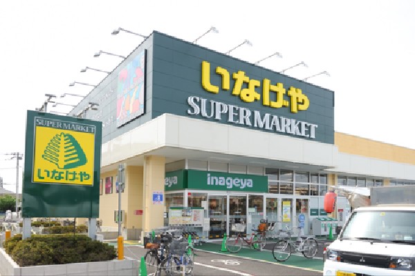 いなげや小金井本町店(朝早くからの営業で、ほかのスーパーマーケットに比べて少しだけ早く、「朝方、必要な食品や日用品が出てきたときに助かる」と、もっぱらの評判です。)