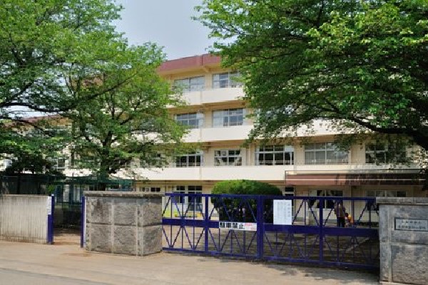 小金井市立第四小学校(校内各所には四季折々の草花を植えた花壇もあり、身近な場所で自然に触れることができる環境が整っている小学校です。)