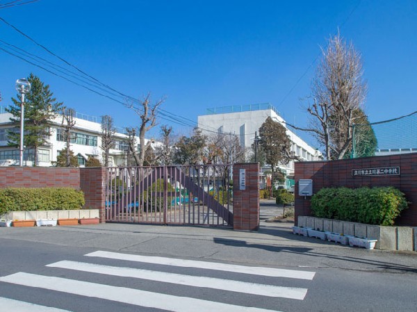 立川市立立川第二中学校(緑豊かでのびのびとした環境に恵まれ、地域に根付いた中学校です。)