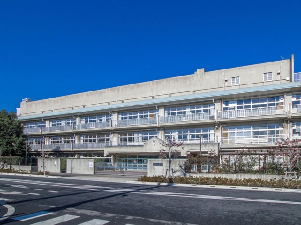 西東京市立明保中学校(地域で長く教育活動を行っている機関として、旧保谷市の時代からボランティア指定校などに選ばれている中学校です。)