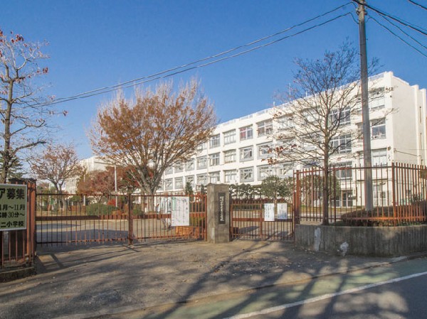 小金井市立小金井第二小学校(子供たちが「今日も登校してよかった」と思える学校を目指しています。心豊かな子供の育成・自分の頭で考え、自分の言葉で表現し、自ら判断し行動できる子供の育成に努めています。)