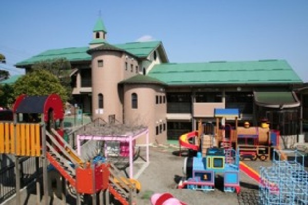 認定こども園三鷹中原幼稚園(健康、人間関係、環境、言語、表現の五領域の教育内容を、その月その月の教育のねらいの案を立て、それぞれの領域をバランスよく関連付けた保育をし、優れた統覚を育てる教育を行います。)