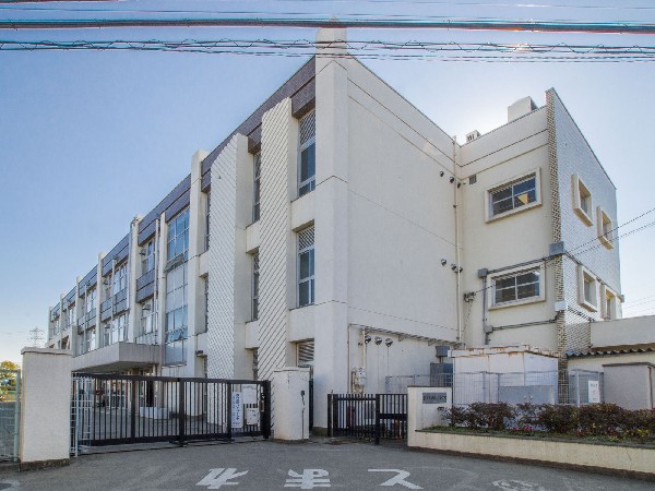 調布市立北ノ台小学校(教育目標　・おもいやりのある子・よく考える子・明るく元気な子)