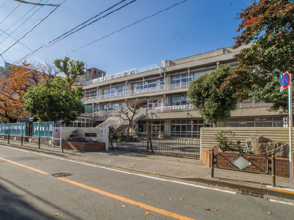 調布市立石原小学校(教育目標は「根気よく学ぶ子」「明るく元気な子」「なかよく助け合う子」です。)