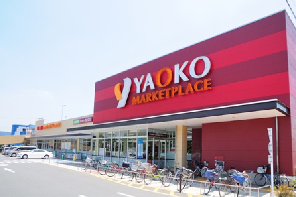 ヤオコー小平回田店(ご利用客の間では特に、お惣菜がおいしいという評価を得ている、地元の主婦に選ばれる食生活提案型スーパーです。)