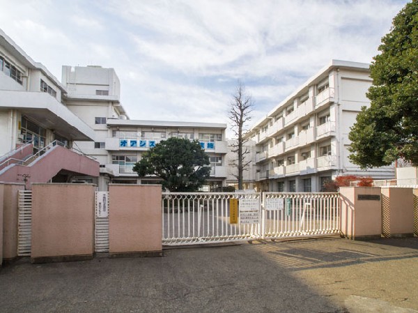 府中市立府中第八中学校( 四谷小学校と隣接しており、小中連携の試みが学校活動の中に多く採り入れられている中学校です。)