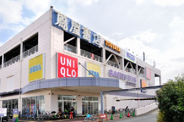 フレスポ府中(大型ファストファッション店や大型書店、大型ベビー用品店などの大型店と、カフェや軽食チェーン店などがテナントとして入っているショッピングセンターです。)