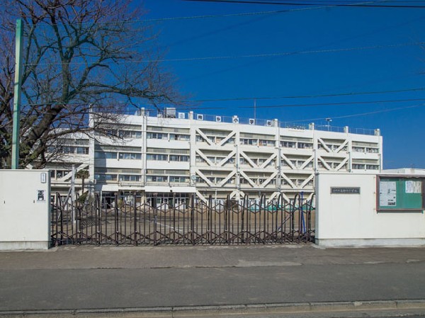 立川市立南砂小学校(本校の教育目標は「元気な子　考える子　思いやる子　がんばる子」です。)