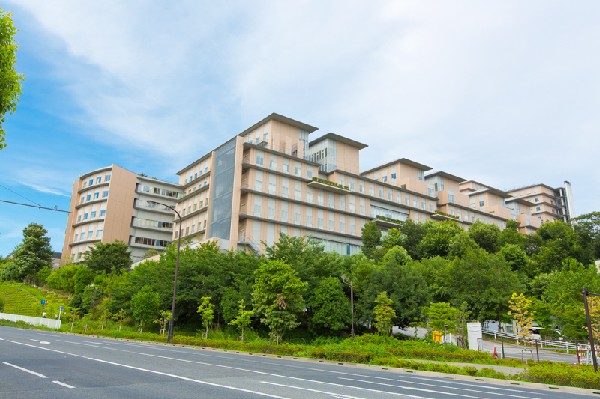 東京都立小児総合医療センター(多摩地区を代表する小児医療の最先端専門病院です。24時間体制で救急対応をしている心強い医療センターです。)