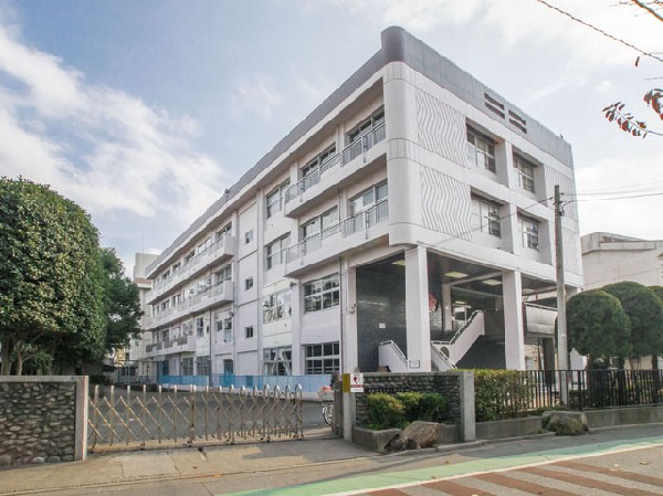 武蔵野市立第二中学校(人間尊重の精神を基調とし、心身共に健康で個性豊かな生徒の育成を目指し、次の目標を設定する。１.進んで学習する人　2.心身共に健康な人　3.夢の実現を目指す人)