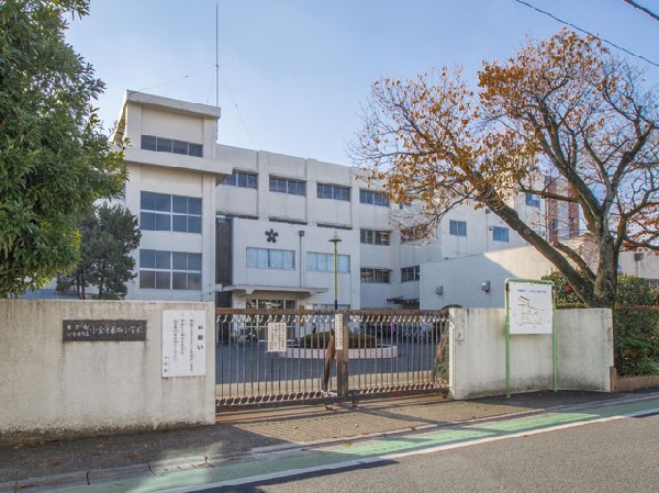 小金井市立小金井第四小学校(本校は、野川、貫井の森、貫井神社からの湧水等豊かな美しい自然にあふれ、貫井遺跡等古くからの歴史や文化が継承されてきたすてきな地域にある学校です。)
